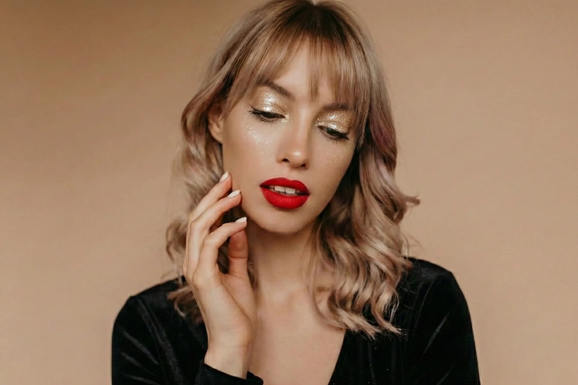 Jak wykonać wyjątkowy makijaż na Święta Bożego Narodzenia? Poradnik krok po kroku