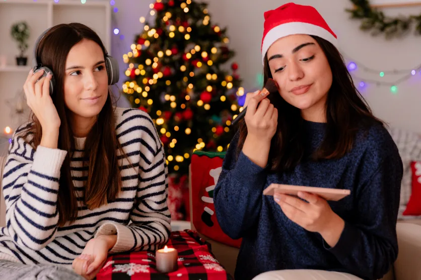 Kobiety cieszą się z zestawów kosmetyków na prezent