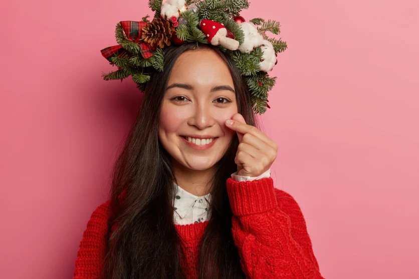 Nastolatka czeka na zestaw kosmetyków do makijażu w prezencie