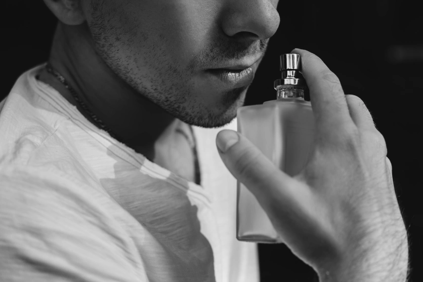 Mężczyzna wąchający perfumy unisex