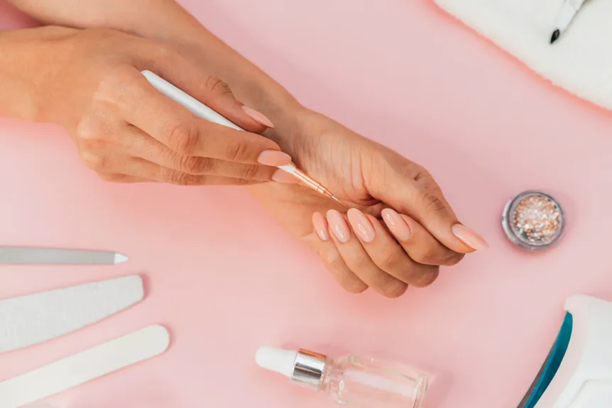 Manicure hybrydowy w domu, czyli jak nakładać hybrydę krok po kroku