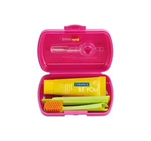 Curaprox różowy zestaw podróżny szczoteczka + pasta do zębów 10 ml + 2 szczoteczki międzyzębowe